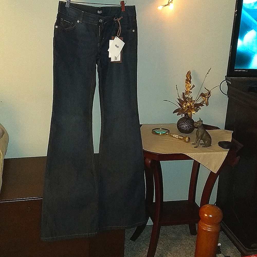NWT  D&G  DOLCE & GABBANA JEANS.. Absolutely a stunning peace.. Size 28